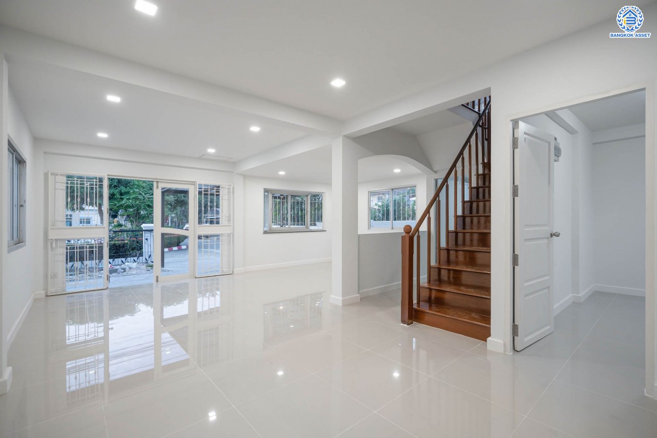 บ้านมือสองตกแต่งใหม่ โครงการ ศุภาลัยวิลล์ วงแหวน-รัตนาธิเบศร์ เนื้อที่กว้างขวางถึง 57 ตร.ว. ฟังก์ชัน 3 ห้องนอน 2 ห้องน้ำ 1 ห้องอเนกประสงค์ 2 ที่จอดรถ ตอบโจทย์ทุกการเข้าอยู่ บนทำเลเดินทางสะดวก เชื่อมต่อถนนหลายเส้นทาง เพียง 15 นาทีก็ถึงรถไฟฟ้าสายสีม่วง "สถานีคลองบางไผ่" ใกล้ทางด่วน "กาญจนาภิเษก"